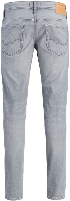 Achterkant van een lichtgrijze slim fit jeans, met label van Jack & Jones.