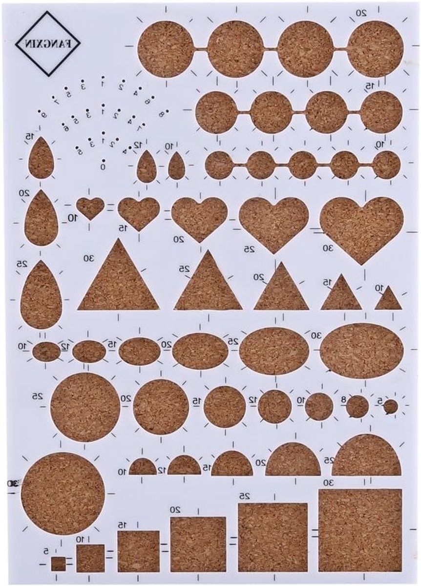 Kleurige set met knutseltemplates, papier, pincet, naalden en slotted pen tool voor creatief gebruik