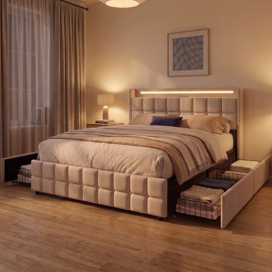 Chambre à coucher avec un lit double beige rembourré, capitonné, éclairage LED et bacs de rangement sortis.