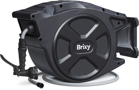 Zwarte Brixy slanghaspel met aan de muur bevestigde slanghouder, uitgerust met spuitkop.