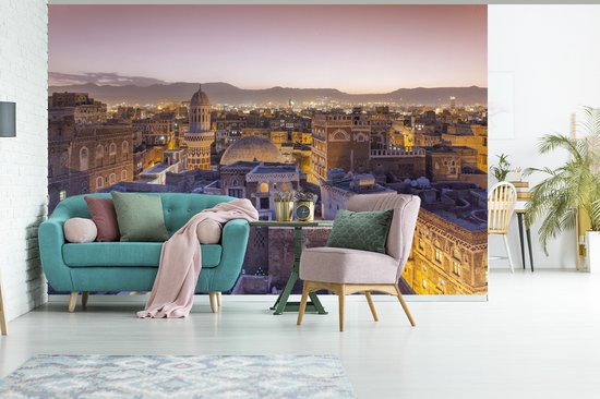 Behang - Fotobehang Straatbeeld van Sanaa en Jemenitische bergen - Breedte 360 cm x hoogte 240 cm