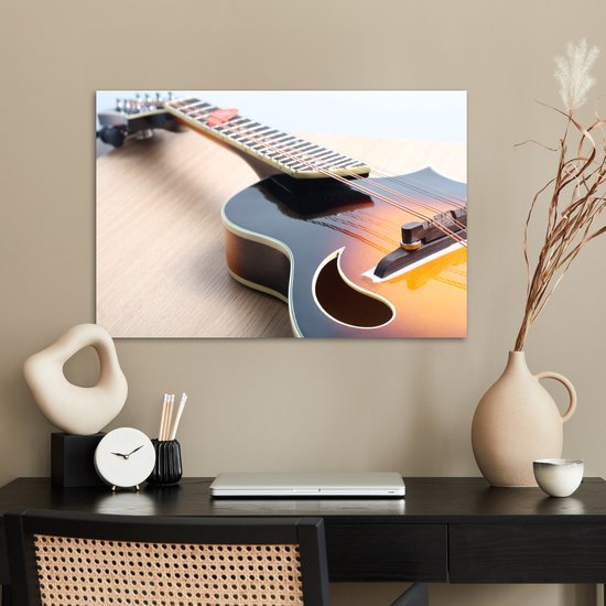 Une guitare électrique sur un plancher en bois Poster 90x60 cm - Tirage photo sur Poster (décoration murale salon / chambre)