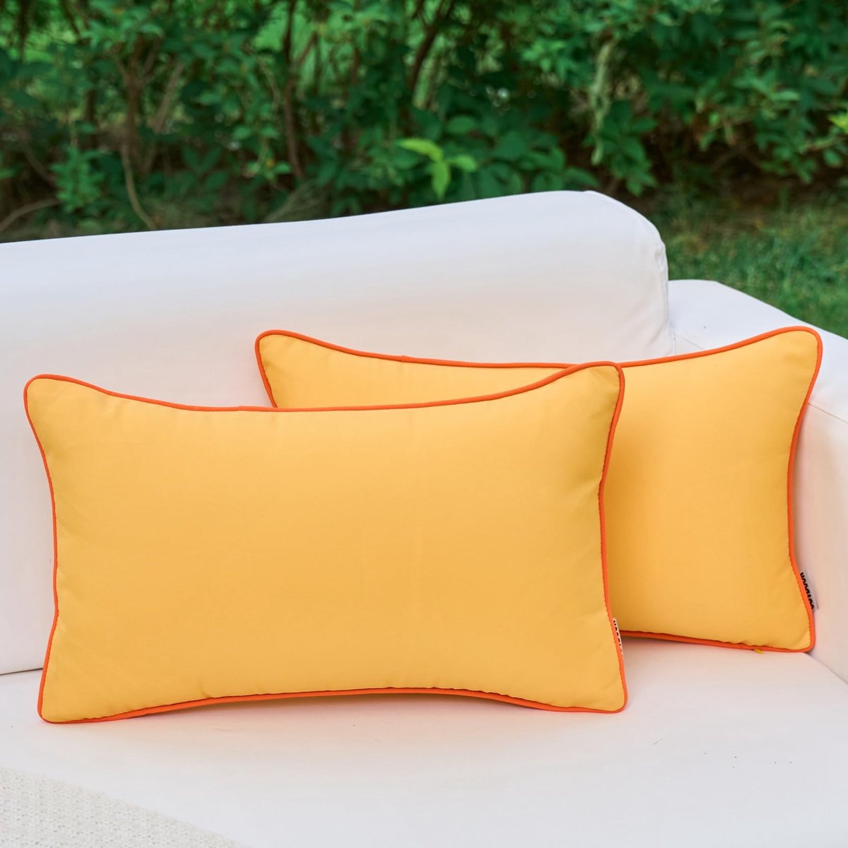 Set van 2 gele waterdichte kussenslopen voor buiten, decoratieve rechthoekige kussenslopen met oranje rand, voor terras, bank, tent, Sunbrella (30 x 50 cm)