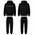 Zwarte hoodie en joggingbroek met 'VIBES' print, voor- en achterkant.