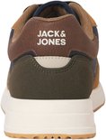 Achterkant van een sneaker met "JACK & JONES" op de bruine hiel. Kleuren: donkerblauw, bruin, groen, beige.