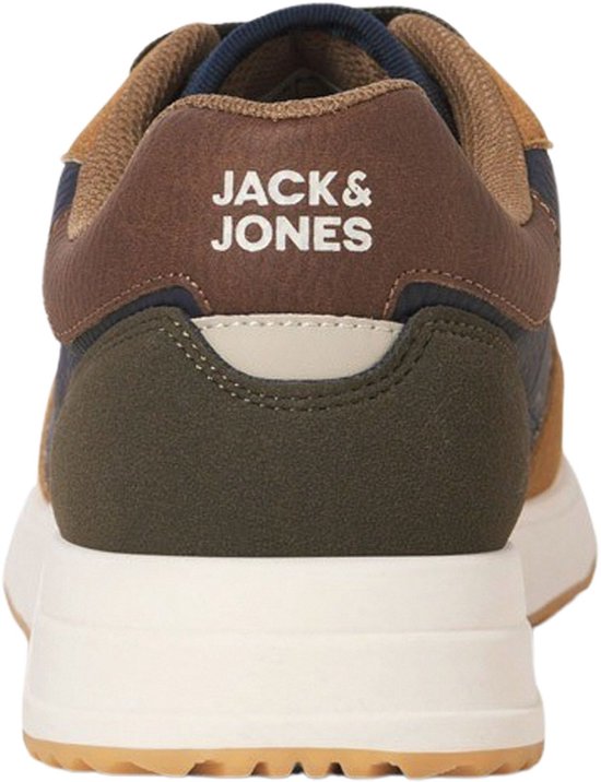 Achterkant van een sneaker met "JACK & JONES" op de bruine hiel. Kleuren: donkerblauw, bruin, groen, beige.