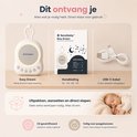 Inhoud van de verpakking: SensaBaby Easy Dream white & pink noise machine, handleiding en USB-C kabel. Baby slaapt op de achtergrond.