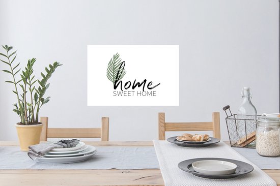 Witte muursticker met zwarte 'home' tekst, 'SWEET HOME' in drukletters en een groen palmblad.