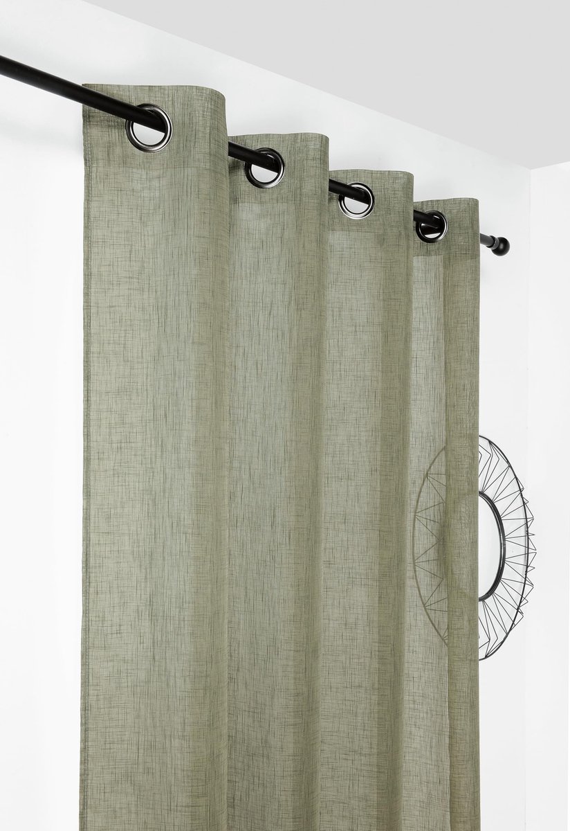 Gordijn in matte look – afwerking met oogjes in geweerkleur – kleur flessengroen – afmetingen 145 x 240 cm – 100% polyester – collectie Freeze