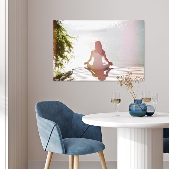 Une femme pratique le yoga sur une jetée Poster 60x40 cm - Tirage photo sur Poster (décoration murale salon / chambre)