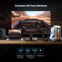 Set van aangesloten apparaten: monitor met racegame, laptop, gameconsole en koptelefoon. Met HDMI- en DP-poorten.