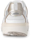 Achterkant van een witte Gabor sneaker met zilverkleurige en gouden accenten.