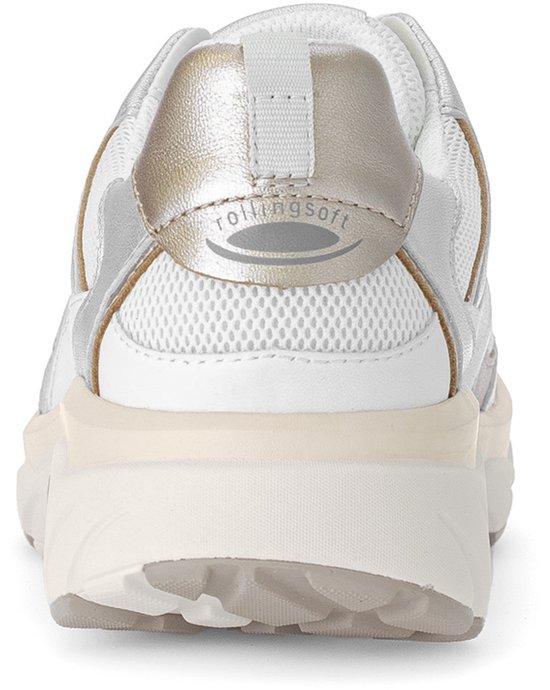 Achterkant van een witte Gabor sneaker met zilverkleurige en gouden accenten.
