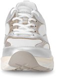 Vooraanzicht van een witte sneaker met zilverkleurige en roségouden accenten, witte veters.