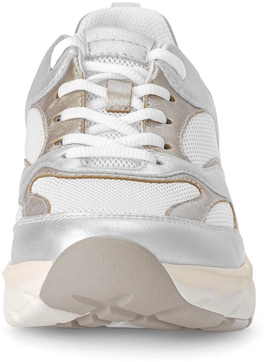 Vooraanzicht van een witte sneaker met zilverkleurige en roségouden accenten, witte veters.