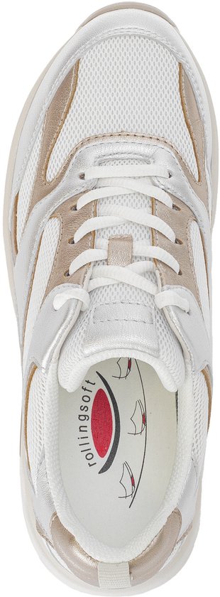 Bovenaanzicht van een lichtgrijze sneaker met witte mesh en zilverkleurige accenten. 'rolling soft' op de binnenzool.