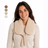 Vrouw draagt een beige warmtekussen om haar nek. Het kussen is van beige teddy stof met beige linten. Vier kleur samples.