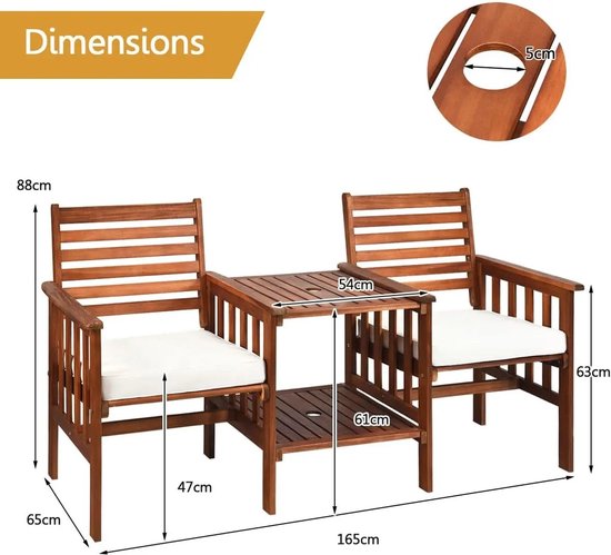 Afmetingen van een houten tuinset met twee witte kussens en een tafel met een parasolgat. De tafel is 54 cm breed en heeft een plank.