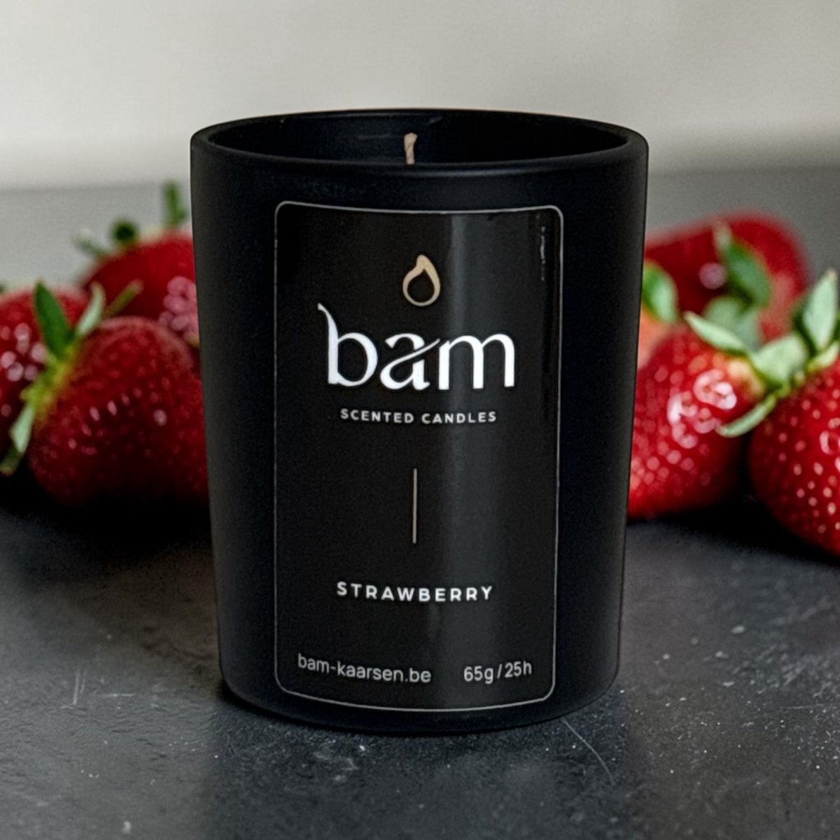 Bam Strawberry Mini Geurkaars – Black Collection Small – 25 Branduren – 65 g – Zonnebloemwas – Vegan - aardbei - fraise zwart