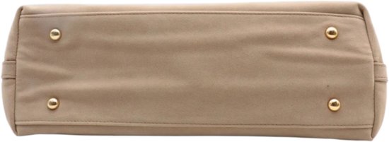 Beige handtas met vier goudkleurige studs aan de onderkant.