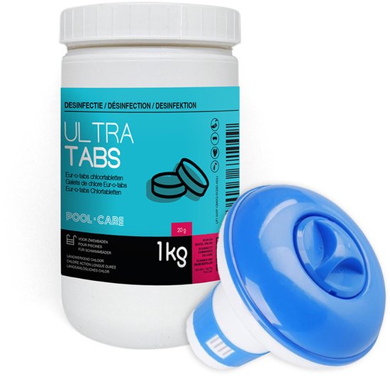 Pot blanc avec 'ULTRA TABS' et 'POOL CARE' en lettres bleues, contenant 1kg de comprimés de chlore de 20g. À côté d'un distributeur de chlore bleu et blanc.