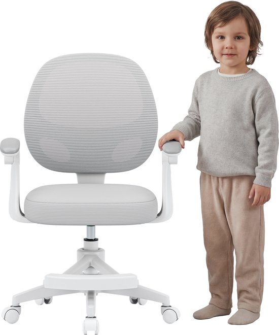 Jongetje naast een grijze kinderbureaustoel met witte poten en wieltjes.