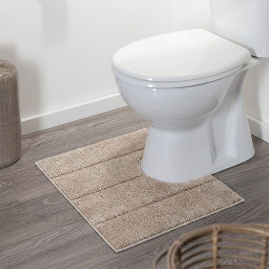 Bruine WC-mat met antislip zool naast een toilet, met uitsparing die perfect om de toiletpot past.