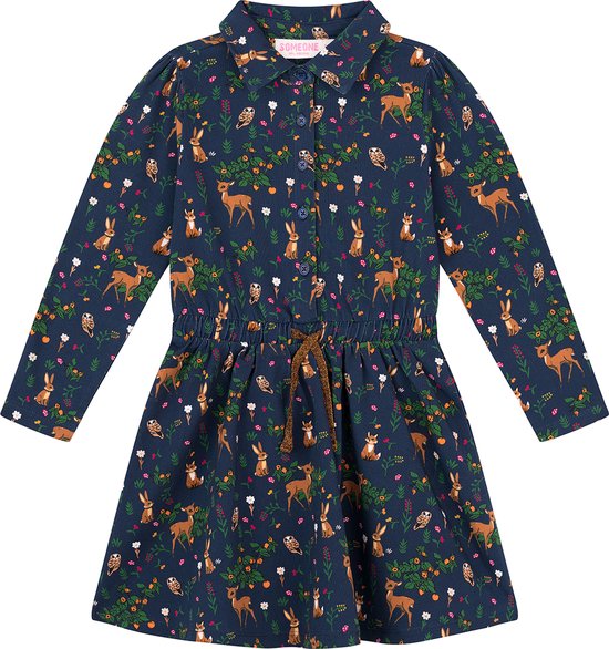 Donkerblauwe jurk met lange mouwen, een print van herten, konijnen en bloemen, en knoopjes.