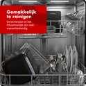 Zwarte friteuse binnenpan en frituurmandje in een vaatwasser, wat de reiniging vergemakkelijkt. Vaatwasserbestendig.