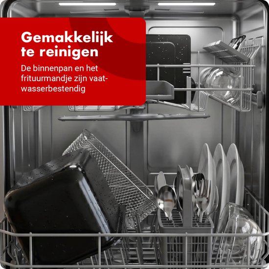 Zwarte friteuse binnenpan en frituurmandje in een vaatwasser, wat de reiniging vergemakkelijkt. Vaatwasserbestendig.