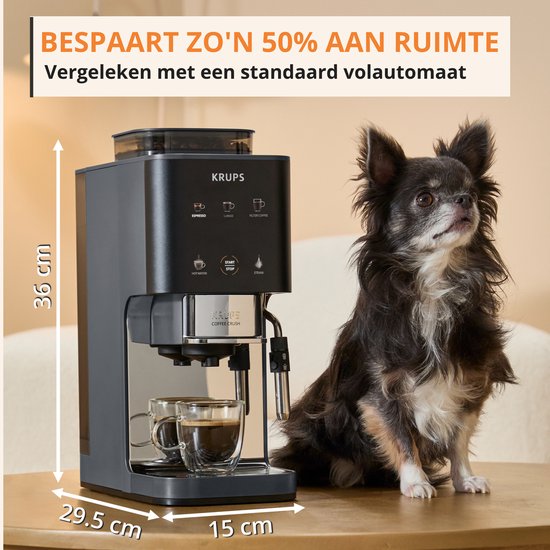 Zwarte Krups Coffee Crush koffiemachine met twee koppen espresso, naast een chihuahua en afmetingen.