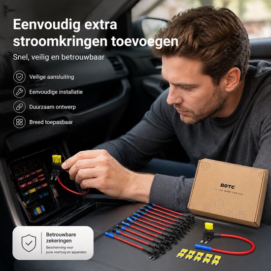 Man kijkt naar zekeringkast in auto terwijl hij een rode zekeringaftakker met blauwe dop vasthoudt.