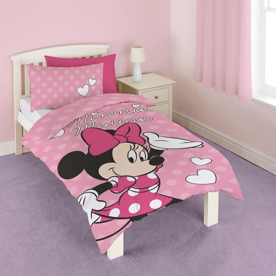 Roze dekbedovertrek met grote, lachende Minnie Mouse en witte polkadots. Inclusief kussensloop met hartjes.