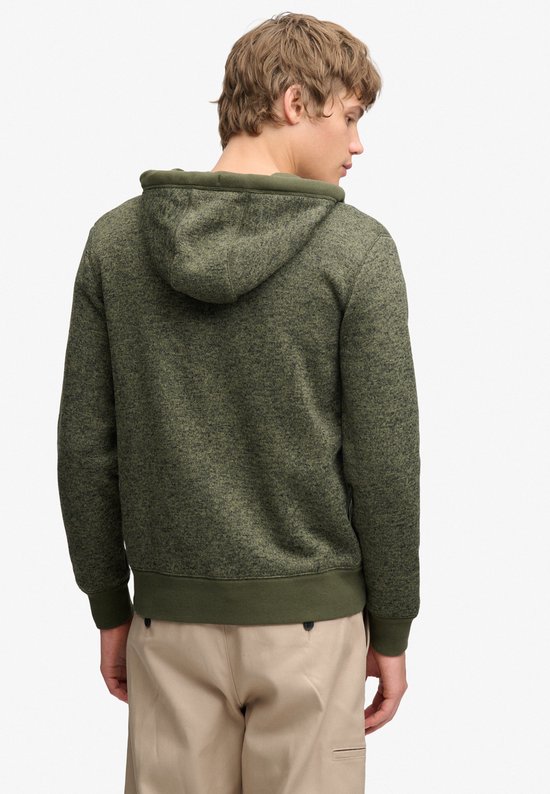 Achterkant van een man in een olijfgroene, gemêleerde fleece hoodie met capuchon.