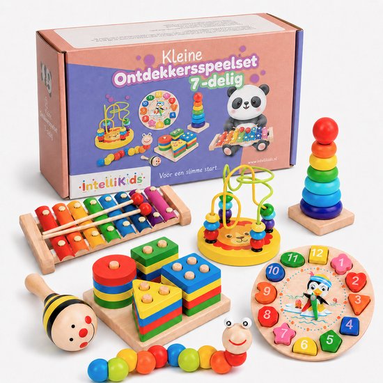 Houten speelgoed set met een stapeltoren, xylofoon, vormenstoof, rupsje, maracas, leersklok en kralenbaan in de doos.