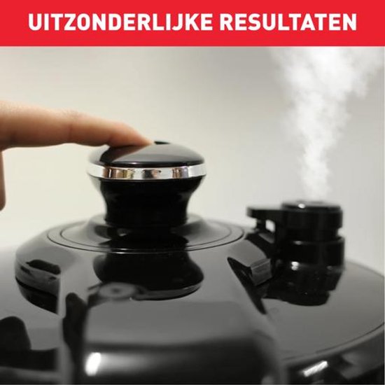 Vinger drukt op het ventiel van de zwarte Tefal multicooker, stoom ontsnapt.