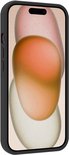 Zwarte iPhone 15 case met abstracte pastelkleurige achtergrond op scherm.