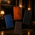 Vier portemonnee hoesjes in de kleuren blauw, bruin, zwart en cognac, zwevend boven een marmeren tafel.