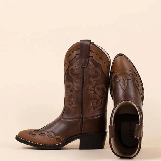 Paar bruine cowboylaarzen. Eén laars staat rechtop en toont de binnenkant met een 'Old West' merkje. De andere laars ligt ernaast.