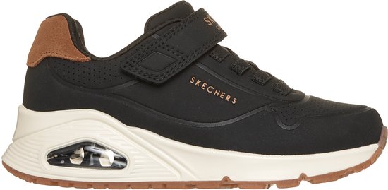 Zwarte Skechers sneaker met bruin suède hiel, beige zool en een klittenbandsluiting.