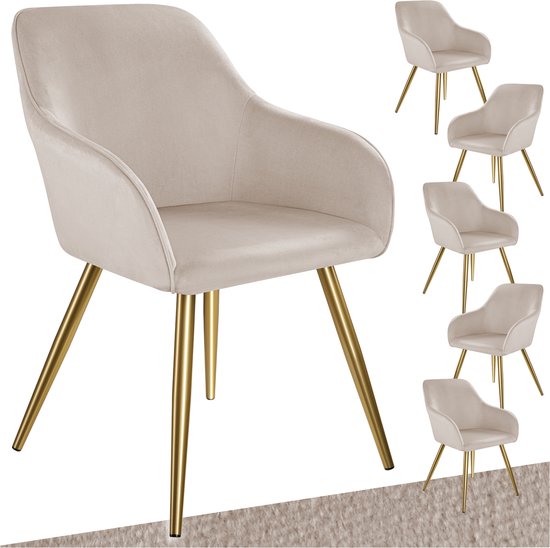 Fauteuil crème avec revêtement en velours et pieds dorés, sur fond blanc.