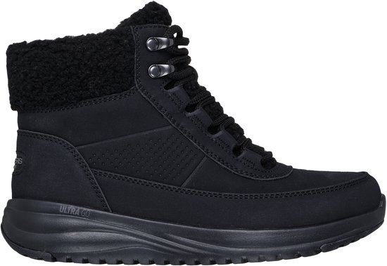 Basket montante noire avec doublure peluche, lacets et zip latéral.