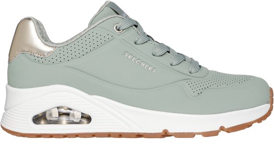 Sagegroene Skechers UNO sneaker met witte zool, gouden hieldetail en SKECHERS-logo op de zijkant.