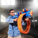 Man in spijkerjack met blauwe en oranje speelgoedblaster met rond magazijn.