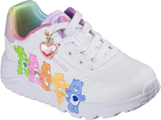 Witte sneaker met Care Bears-print: Groene beer met klavertje vier, roze beer met regenboog, oranje beer met bloem, gele beer met zon, blauwe beer met hart. Gekleurde regenboogvoering en bedel.