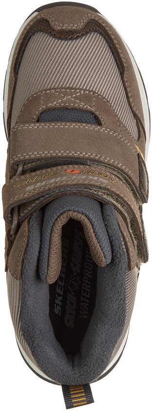 Bovenkant van bruine sneaker met klittenbandsluitingen en 'Waterproof' tekst.