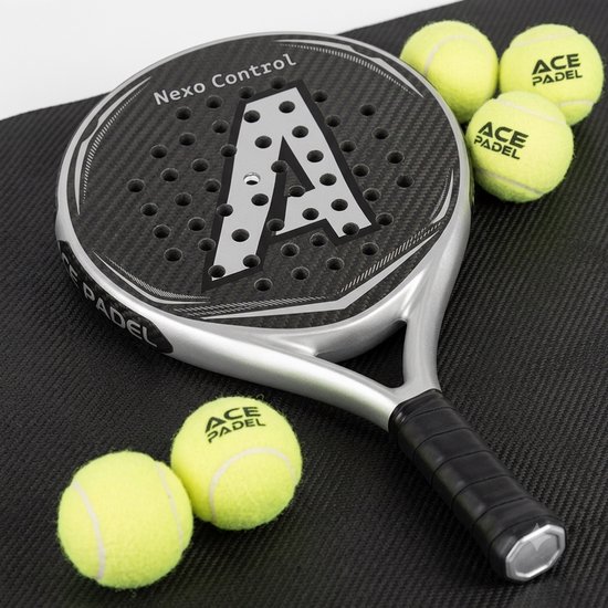 Zwarte padelracket met zilverkleurig frame en de witte letter A, met vijf padelballen. Tekst: ACE PADEL.