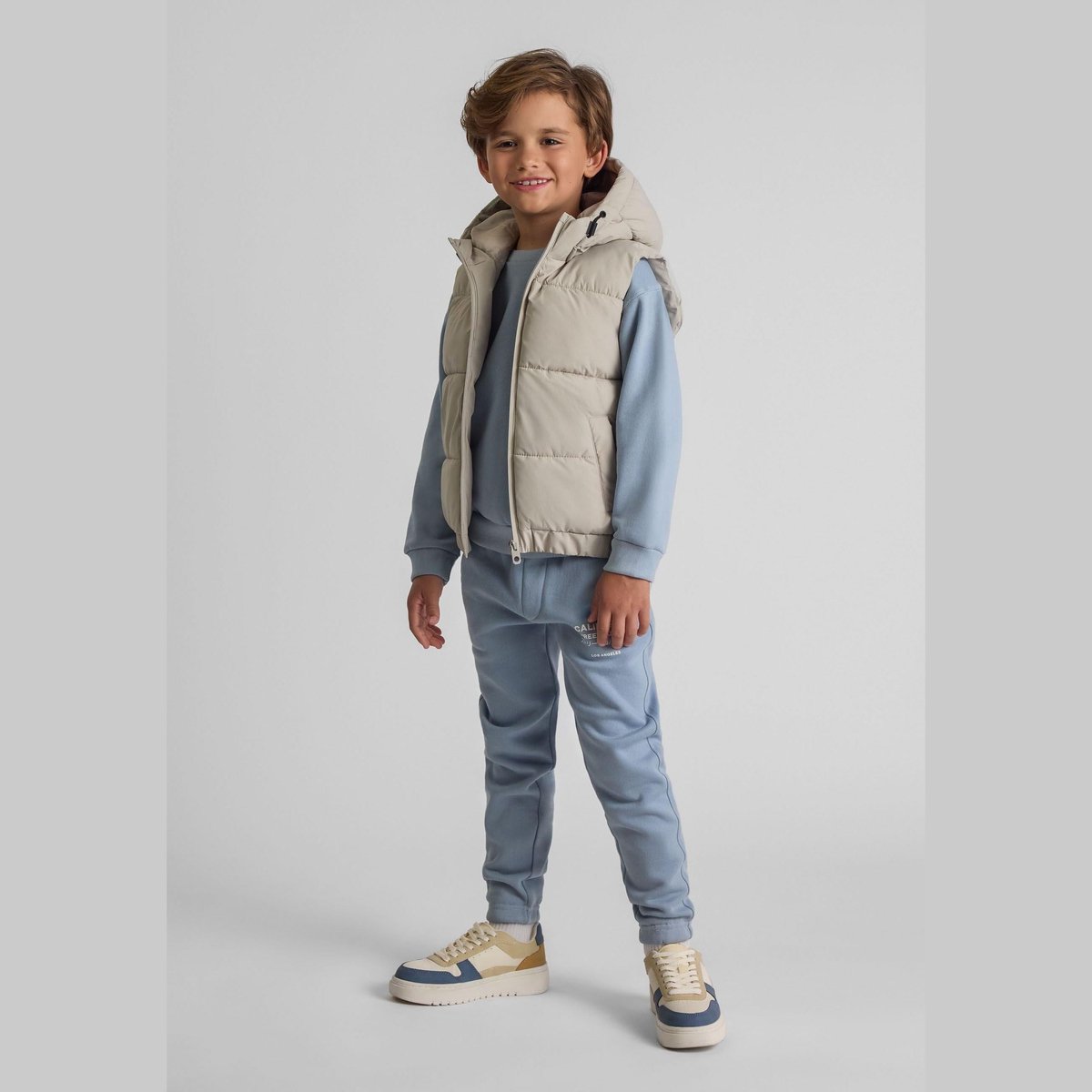 Minoti gewatteerde bodywarmer jongens met capuchon - gevoerd - grijs