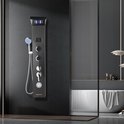 Zwart douchepaneel met regendouche, handdouche, massagejets en een digitaal display dat temperatuur en tijd aangeeft.