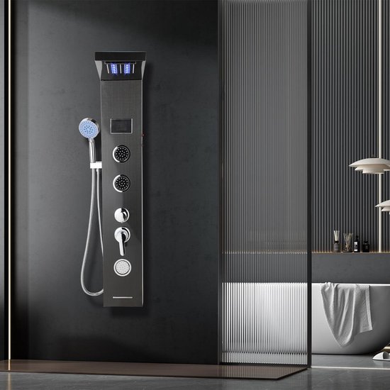 Zwart douchepaneel met regendouche, handdouche, massagejets en een digitaal display dat temperatuur en tijd aangeeft.